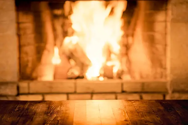 Leerer Alter Holztisch Gegen Brennendes Holz Kamin Winterferien Weihnachten Und — Stockfoto