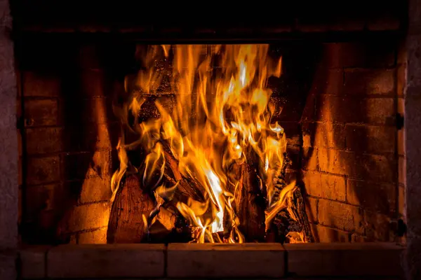 Brennendes Holz Kamin Winterferien Weihnachten Und Neujahr Konzept lizenzfreie Stockbilder