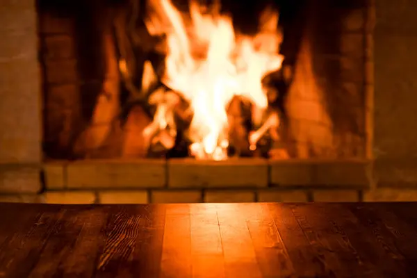 Prázdný Starý Dřevěný Stůl Proti Hořícímu Dřevu Krbu Zimní Prázdniny Stock Snímky
