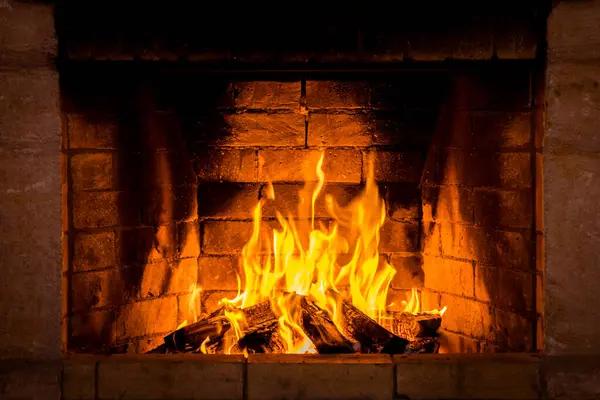 暖炉で燃えている木 冬休みクリスマスと新年のコンセプト ストック画像
