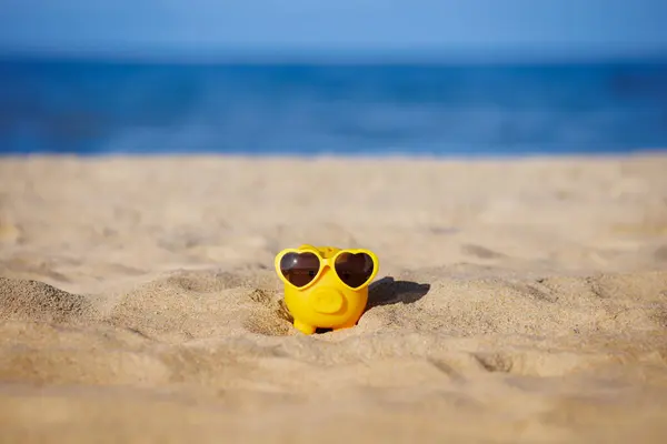 Sparschwein Strand Sparschwein Sand Spardose Vor Meereshintergrund Sommerurlaub Und Reisekonzept lizenzfreie Stockbilder