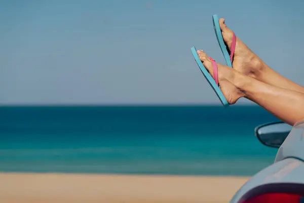 Mulher Bronzeada Pernas Contra Mar Azul Céu Férias Verão Concep Fotos De Bancos De Imagens Sem Royalties