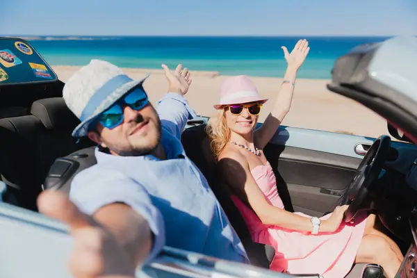 Mutlu Çift Yaz Tatilinde Arabayla Seyahat Eder Mavi Deniz Kıyısındaki Stok Fotoğraf