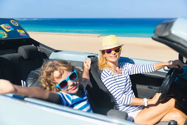 Familia Feliz Viaja Coche Vacaciones Verano Gente Divirtiéndose Cabriolet Cerca Imagen De Stock