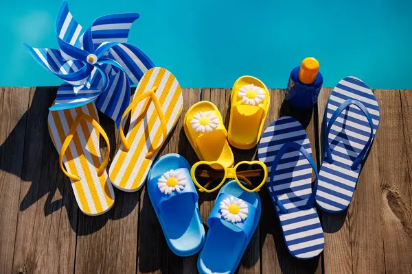 Japonki Plażowe Okulary Przeciwsłoneczne Drewnianym Tle Rzeczy Wakacje Przeciwko Błękitnej Zdjęcie Stockowe