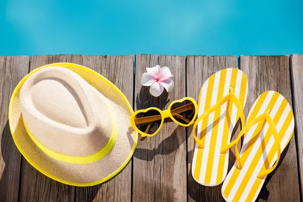 Topi Pantai Sandal Jepit Dan Kacamata Hitam Latar Belakang Kayu Stok Gambar Bebas Royalti