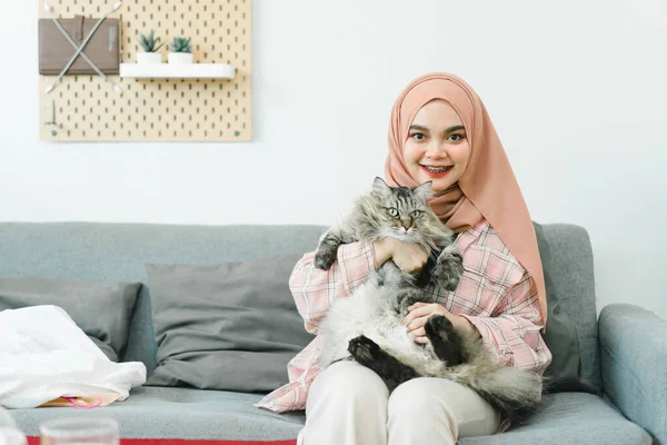 Una Hermosa Chica Musulmana Usando Hijab Está Relajando Sofá Sala —  Fotos de Stock