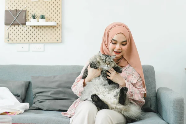 Una Hermosa Chica Musulmana Usando Hijab Está Relajando Sofá Sala —  Fotos de Stock