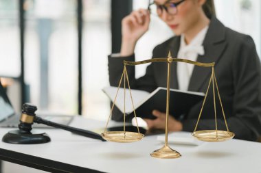 Bir iş kadını ve avukatlar bir ofisteki masada pirinç tartı ile sözleşme belgelerini tartışıyorlar. Hukuk, hukuk hizmetleri, danışmanlık, adalet ve gayrimenkul kavramları tartışılıyor