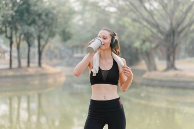 Antrenmandan sonra yorgun bir kadın dinlenmek için mola veriyor. Bu süre zarfında, bir atlet olarak hedeflerini, gelişimini ve performansını düşünüyor.