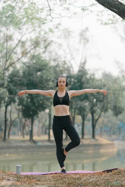 Eine Schöne Sportlerin Sportbekleidung Praktiziert Yoga Übungen Hintergrund Eines Herbstlichen — Stockfoto