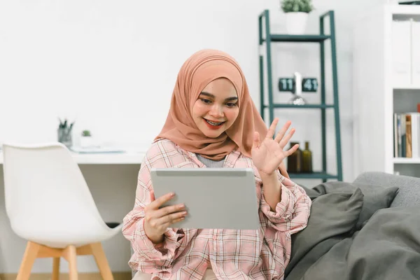 Retrato Una Chica Musulmana Asiática Con Hiyab Usando Tableta Casa — Foto de Stock