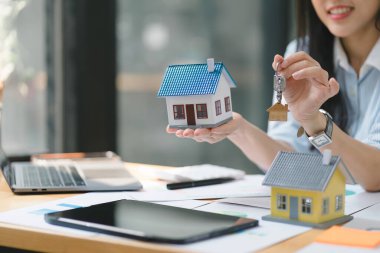 Bir emlakçının ya da bankacının kontratı imzaladıktan sonra müşterilerine anahtar vermesi.