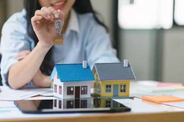 Bir emlakçının ya da bankacının kontratı imzaladıktan sonra müşterilerine anahtar vermesi.
