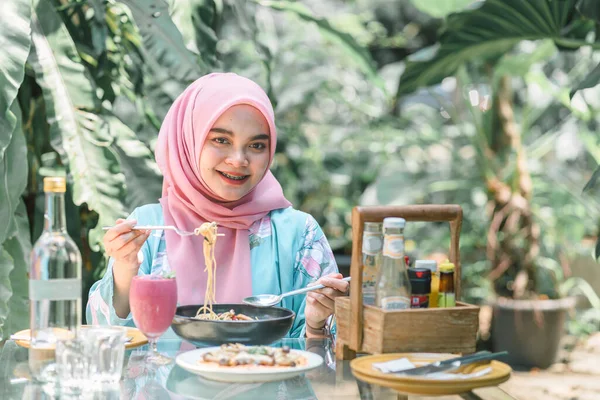 Feliz Joven Musulmana Vistiendo Hijab Rosa Comiendo Espaguetis Aire Libre —  Fotos de Stock