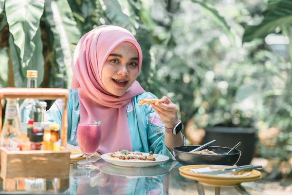 Alegre Hermosa Mujer Musulmana Asiática Hiyab Rosa Comiendo Pizza Restaurante —  Fotos de Stock