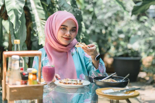 Feliz Joven Musulmana Vestida Con Hiyab Rosa Comiendo Pizza Casera —  Fotos de Stock