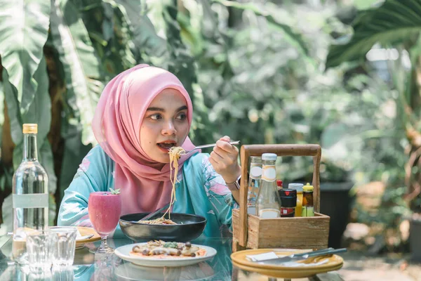Feliz Joven Musulmana Vistiendo Hijab Rosa Comiendo Espaguetis Aire Libre —  Fotos de Stock
