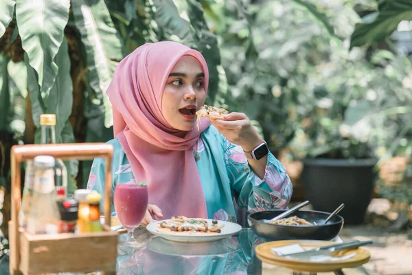 Веселая Красивая Мусульманская Азиатка Розовом Хиджабе Ест Пиццу Ресторане Открытом — стоковое фото