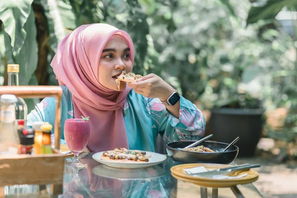 Счастливая Мусульманка Розовом Хиджабе Ест Домашнюю Пиццу Улице Время Празднования — стоковое фото