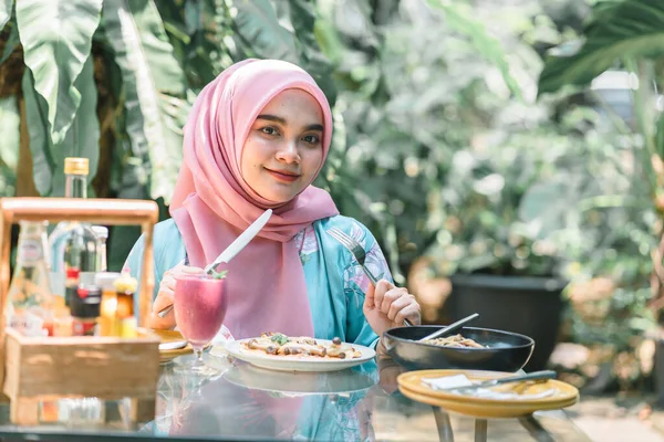 Feliz Joven Musulmana Vestida Con Hiyab Rosa Comiendo Comida Aire —  Fotos de Stock