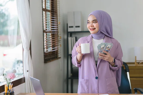 Dinheiro Dos Eua Mão Uma Bela Mulher Negócios Muçulmana Usando — Fotografia de Stock