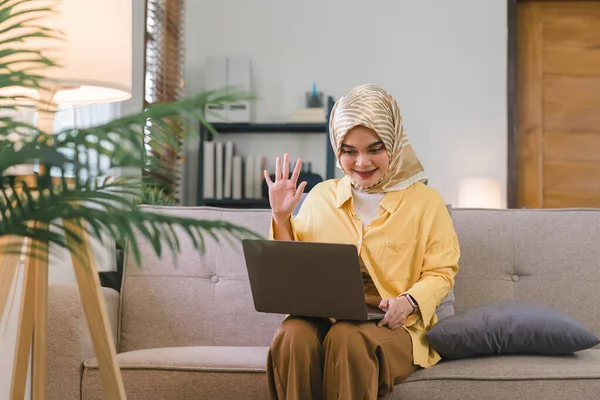 Atractiva Feliz Mujer Negocios Musulmana Milenaria Usando Hijab Sentado Sofá — Foto de Stock
