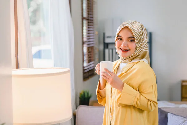 Retrato Una Hermosa Mujer Negocios Musulmana Milenaria Asiática Usando Hiyab —  Fotos de Stock