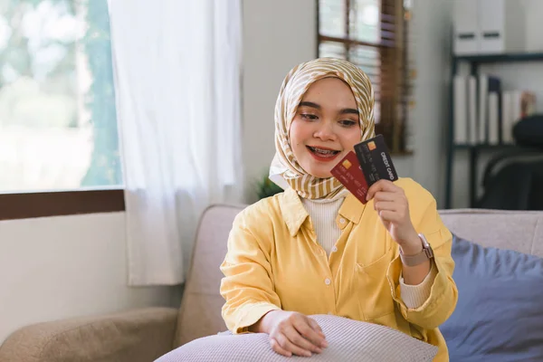 Retrato Uma Bela Mulher Negócios Muçulmana Vestindo Hijab Mostrando Cartão — Fotografia de Stock