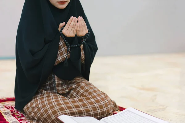 長いイスラム教のヒジャーブを身に着けているイスラム教徒の女性の切り取られたショットは 彼女の祈りを示し イスラム教の儀式中にモスクで アッラー イスラム教徒の神への義務を作ります コピースペース — ストック写真