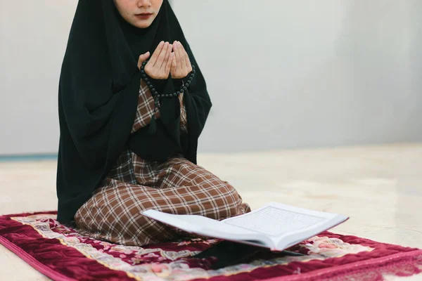 Tiro Cortado Uma Mulher Muçulmana Vestindo Longo Hijab Islâmico Mostra — Fotografia de Stock