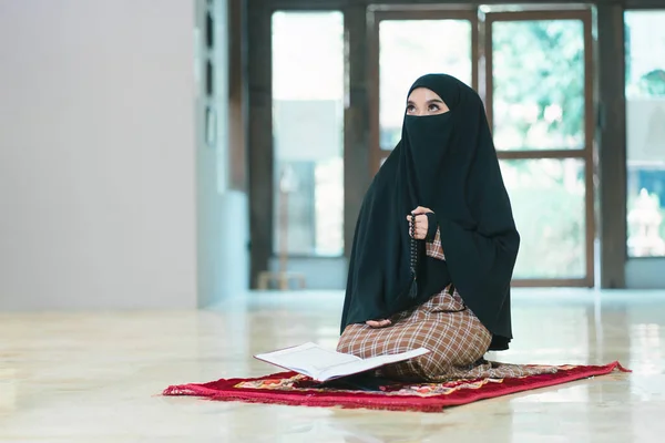 Muslimská Žena Dlouhým Islámským Hidžábem Ukazuje Jak Modlí Alláhovi Muslimskému — Stock fotografie