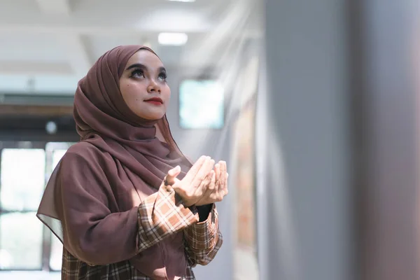 在清真寺举行的伊斯兰宗教仪式上 人们看到一名穆斯林妇女头戴穆斯林头巾 正在向穆斯林神阿拉祈祷 并向他敬礼 — 图库照片