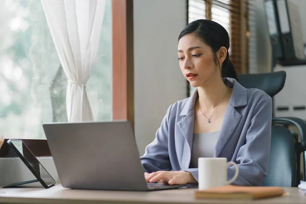 Een Startup Millennial Zakenvrouw Werkt Haar Laptop Computer Terwijl Thuis — Stockfoto