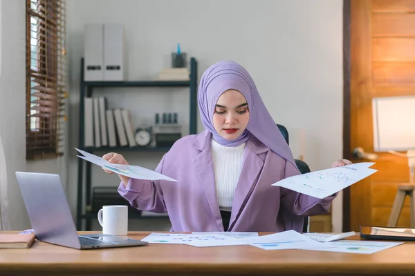 Mujer Negocios Musulmana Del Milenio Estresada Que Usa Hiyab Púrpura — Foto de Stock
