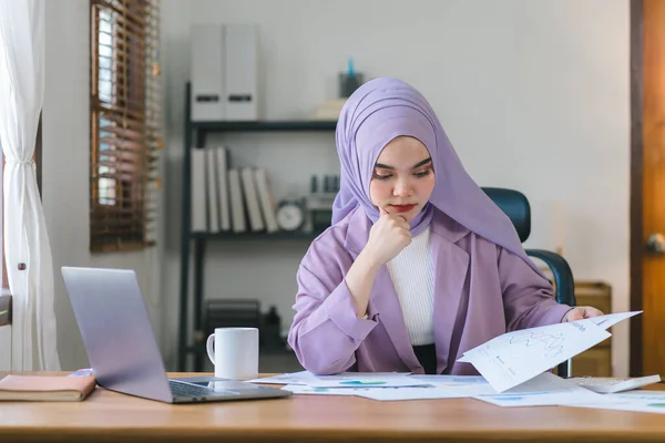 Empresaria Musulmana Milenaria Vestida Con Hiyab Púrpura Parece Estresada Abrumada — Foto de Stock