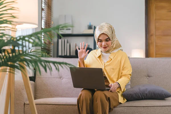 Mujer Musulmana Muestra Una Videollamada Computadora Portátil Una Teleconferencia Con — Foto de Stock