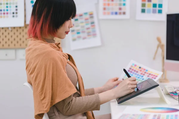 Joven Diseñadora Gráfica Que Usa Una Tableta Lapicera Mientras Está — Foto de Stock
