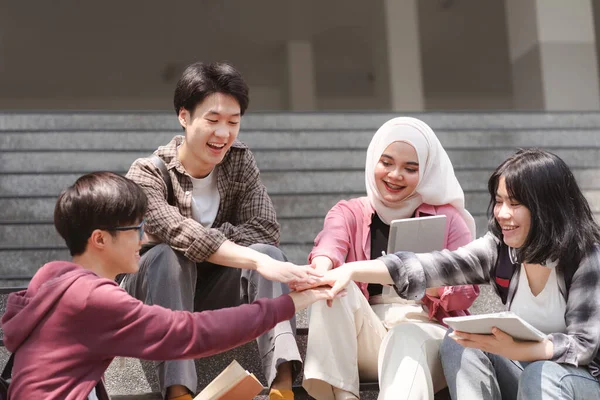 Grupo Jovens Multirraciais Felizes Estão Empilhando Mãos Divertindo Juntos Enquanto — Fotografia de Stock