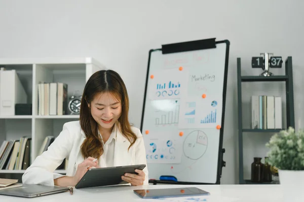 Aziatische Vrouw Die Aan Laptop Werkt Een Zakenvrouw Bezig Met — Stockfoto