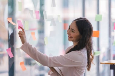 Beyin fırtınası kavramı, bin yıllık Asyalı bir iş kadınının, cam bir duvara yapıştırdığı post-it notlarını kullanarak fikirlerini paylaşması gibi bir örnektir.