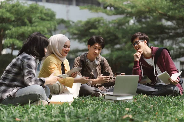 Grupo Multiétnico Estudantes Universitários Asiáticos Visto Estudando Juntos Enquanto Está — Fotografia de Stock