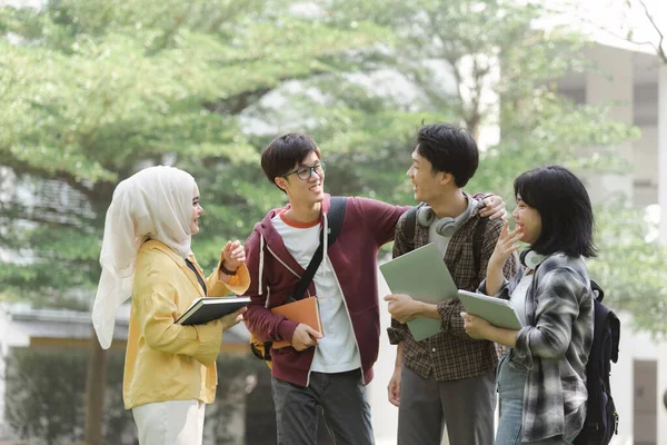 在课间休息期间 可以看到一群多样化 多种族的年轻亚洲大学生在校园外休息和聊天 他们面带微笑 显得很快乐 — 图库照片