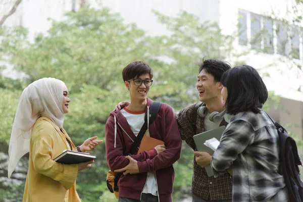 Grupo Jovens Estudantes Universitários Asiáticos Diversificados Multirraciais São Vistos Descansando — Fotografia de Stock
