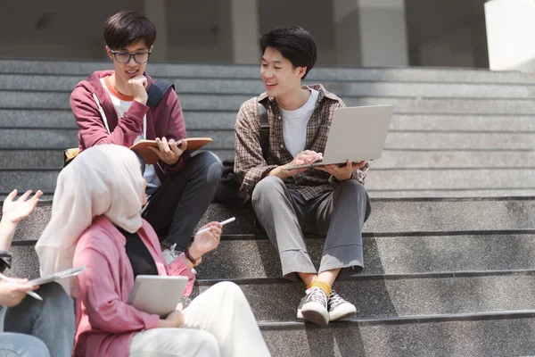 Grupo Multiétnico Estudantes Universitários Está Estudando Juntos Enquanto Sentam Degraus — Fotografia de Stock