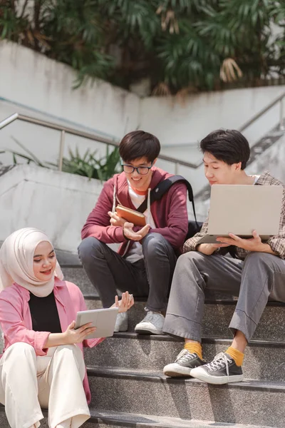 Grupo Multiétnico Estudantes Universitários Está Estudando Juntos Enquanto Sentam Degraus — Fotografia de Stock