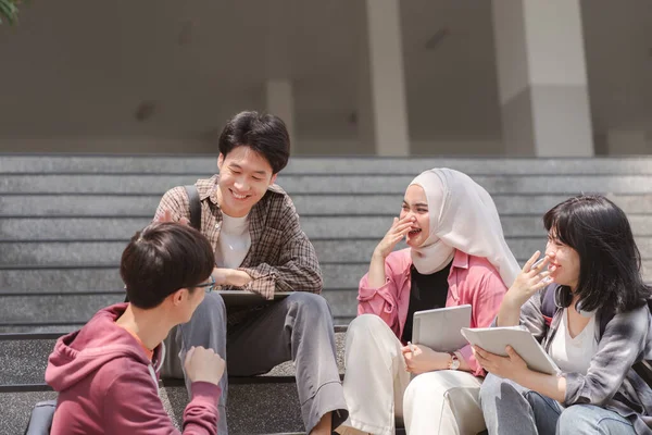 Grupo Diversificados Multirraciais Jovens Estudantes Universitários Asiáticos São Vistos Descansando — Fotografia de Stock