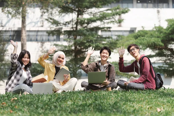 Multiethnic Group Asian University Students Seen Studying Together While Sitting — Stock Photo, Image