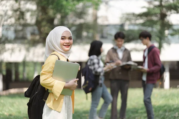 Retrato Una Estudiante Universitaria Musulmana Pie Con Sus Amigos Fondo —  Fotos de Stock