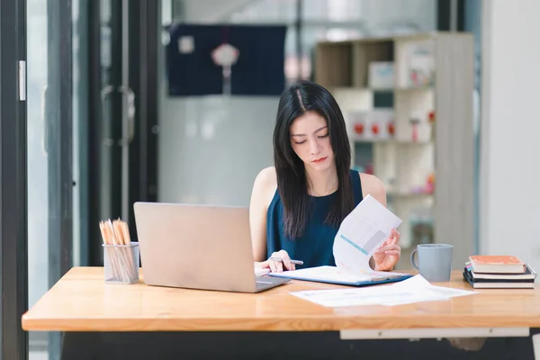 Professionele Millennial Accountant Vrouw Casuals Werken Aan Financiële Analyse Documenten — Stockfoto